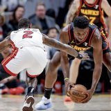 Clint Capela (à droite) est resté discret face au Heat de Terry Rozier KEYSTONE/EPA/ERIK S. LESSER